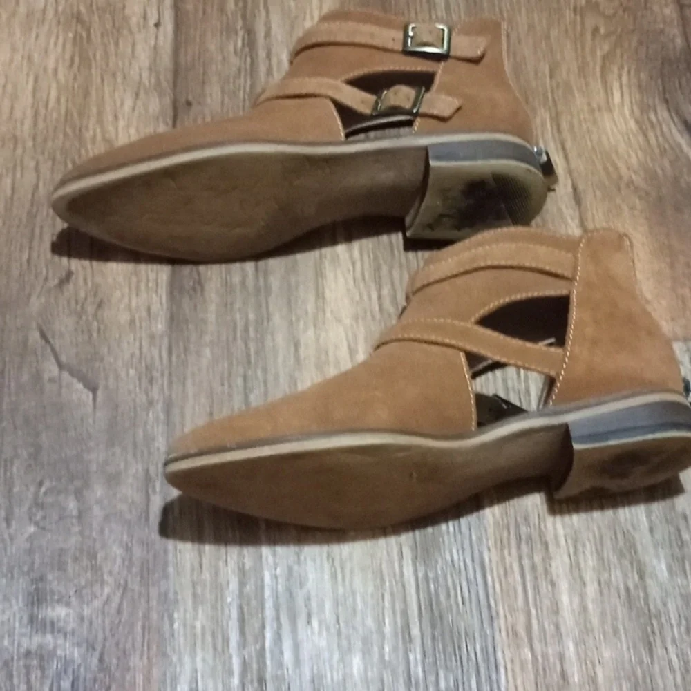 Chinese Laundry Women's Tan Ankle Strap Suede Booties Size 8 1/2 - Picture 3 of 5